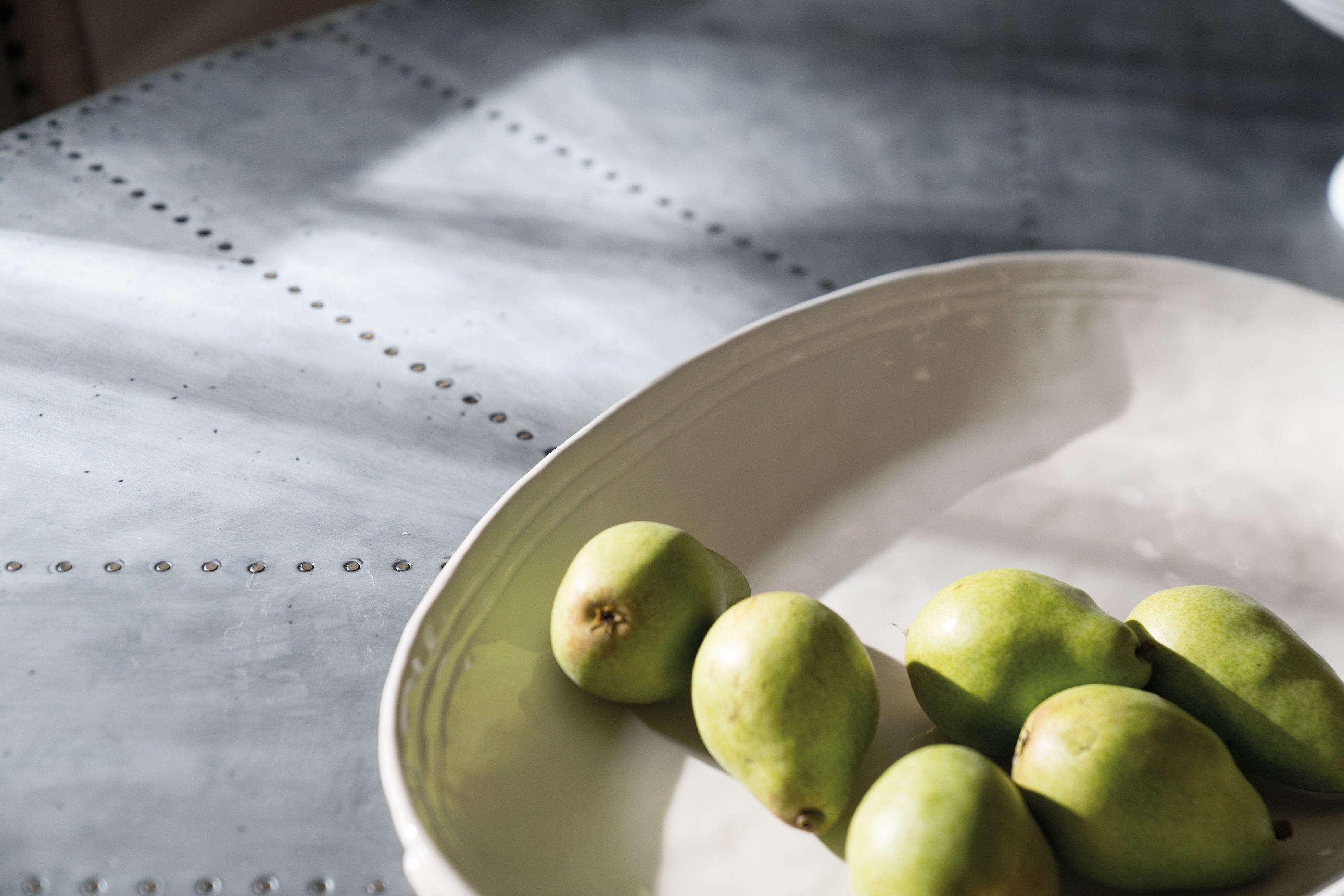 Hooker Furniture Casual Dining Boheme Ascension 60in Zinc Round Dining Table