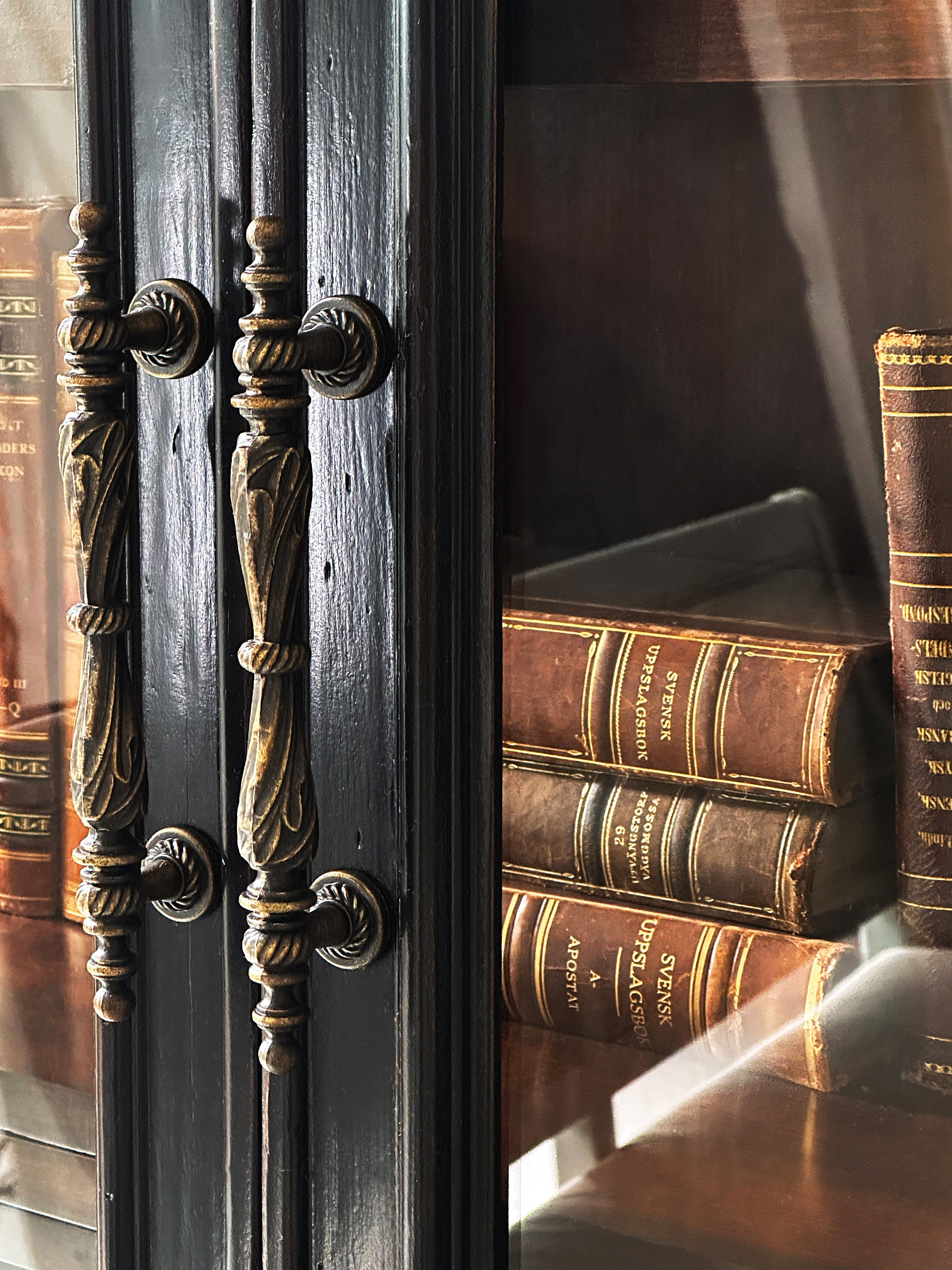 Hooker Furniture Casual Dining Charleston Display Cabinet