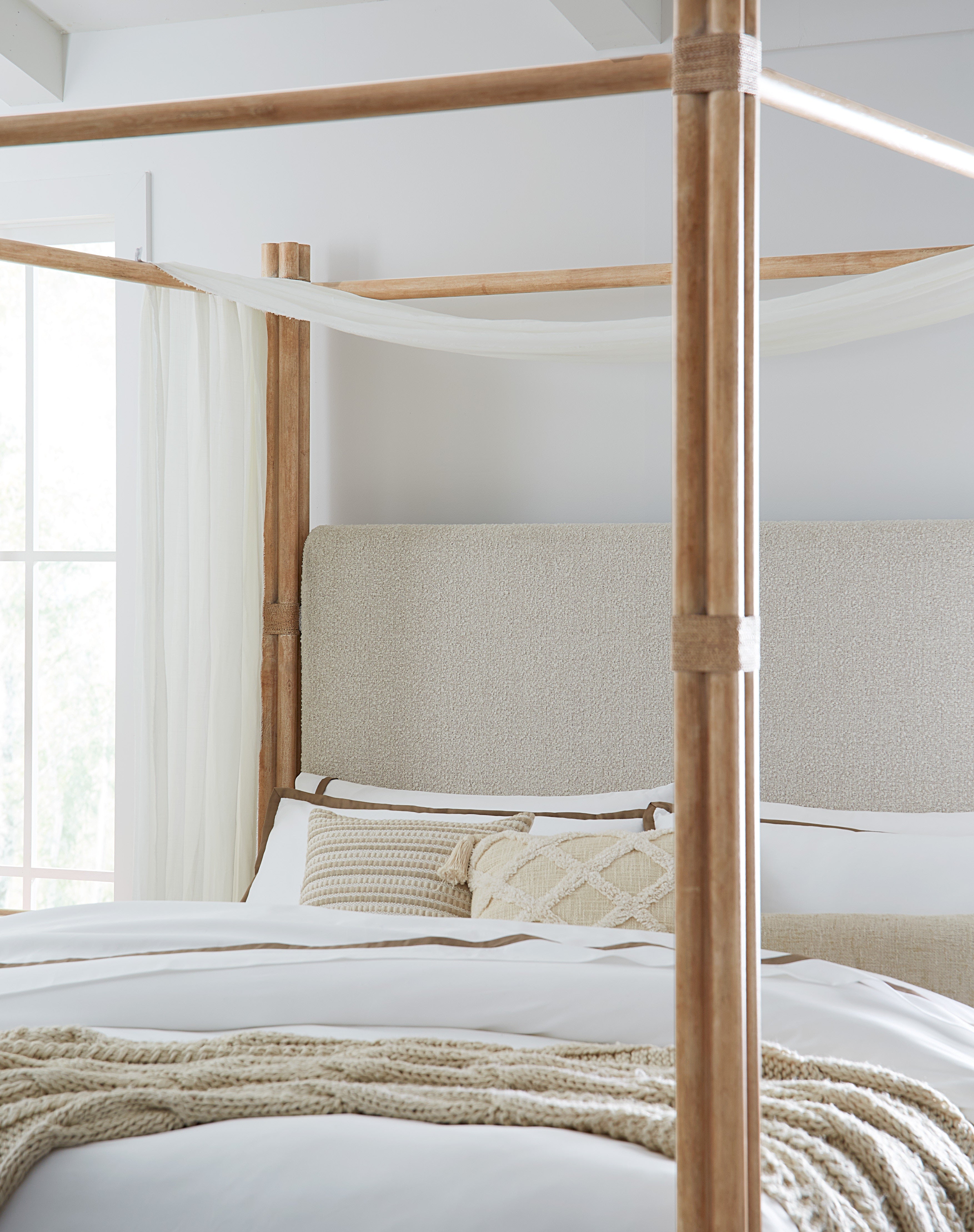 Hooker Furniture Bedroom Retreat Pole Rattan King Upholstered Poster Bed w/Canopy