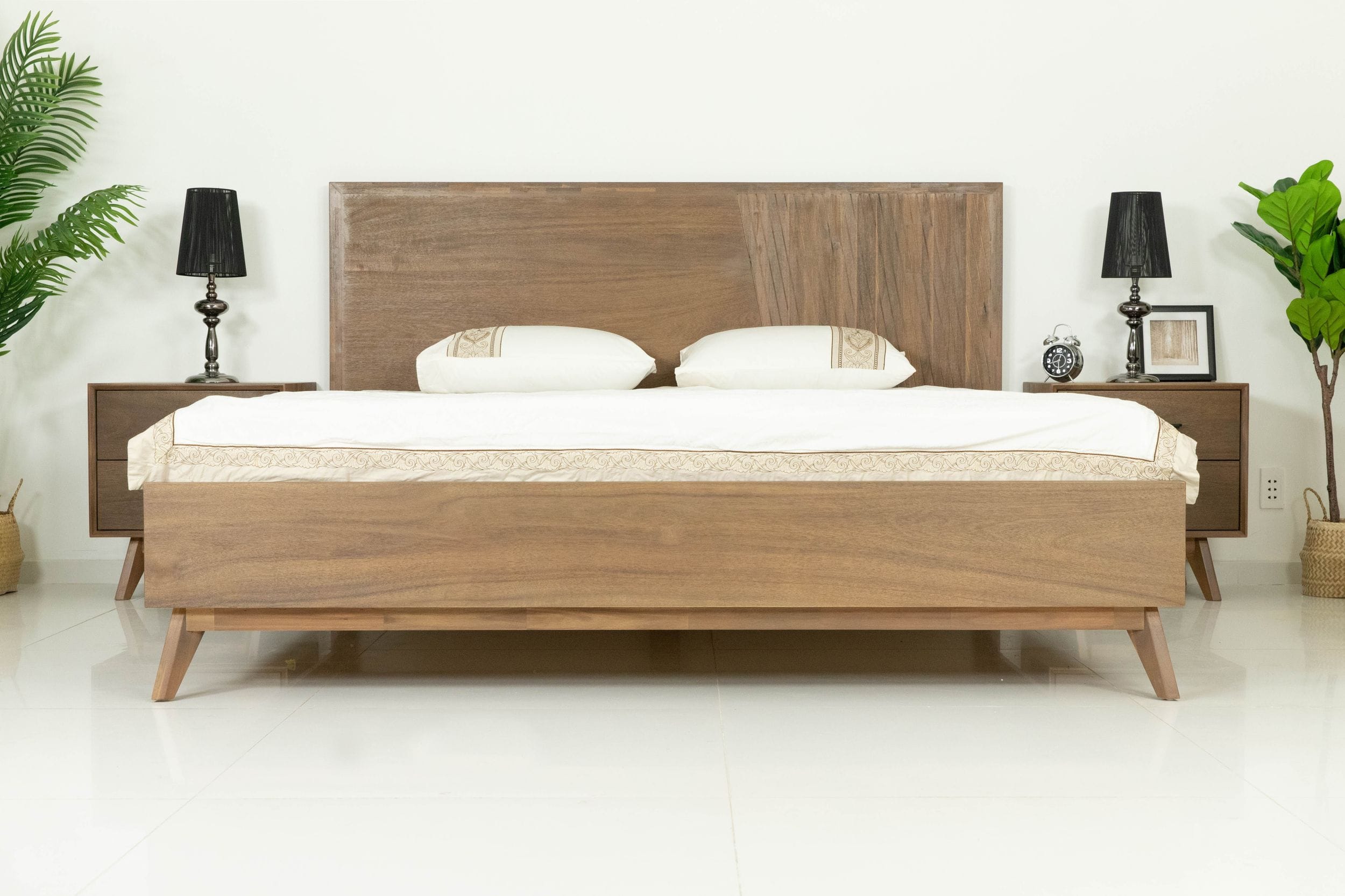 Modrest Claire Eastern King Contemporary Walnut Bed Model VGWDWIN-USQB-BED-EK